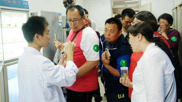 飞动植物协会的同学们向家长们介绍活动项目